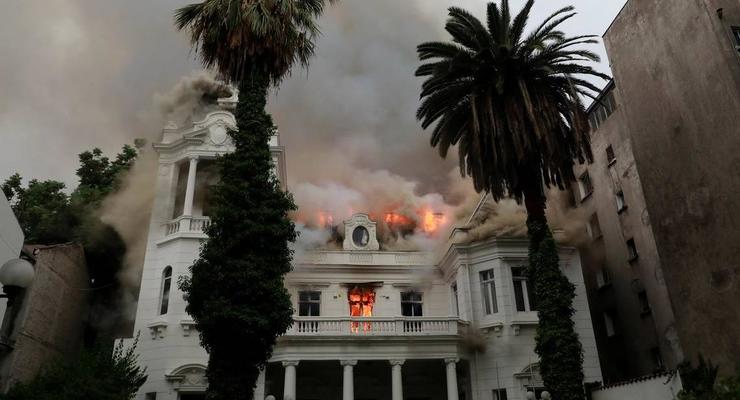 В Чили протестующие подожгли университет