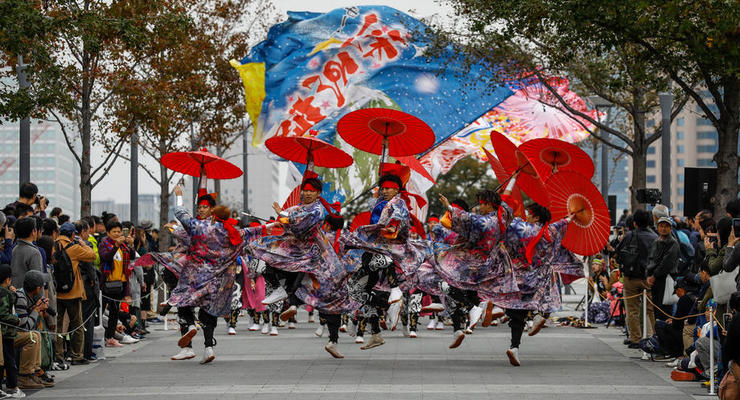 В Японии начался фестиваль в честь императора