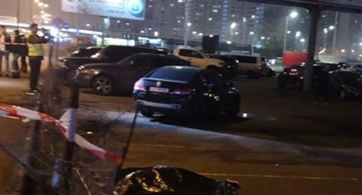 В Киеве Lexus вылетел на тротуар и сбил женщину