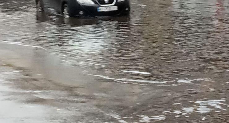 Утонувшие авто и буйные реки: Киев затопили осенние ливни