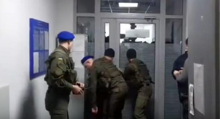 Ликвидация УПЦ КП: Верующие ворвались в киевский суд, от них забрарикадировались стульями