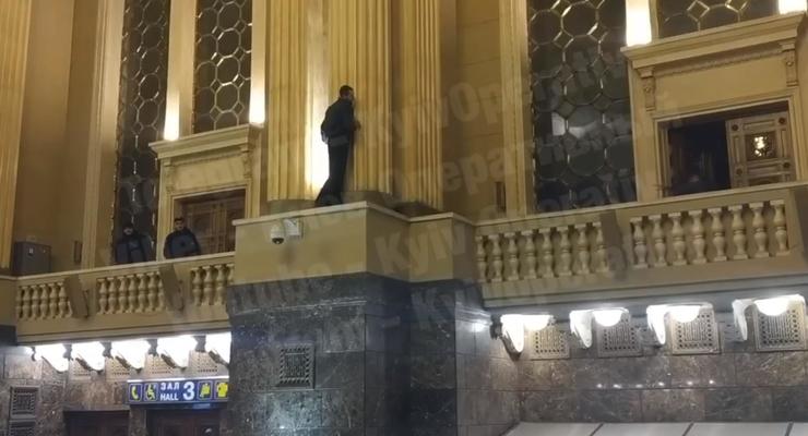 Мужчина пытался совершить самоубийство на ж/д вокзале в Киеве