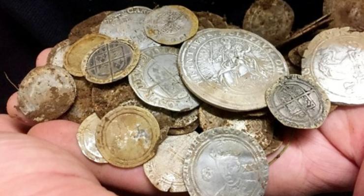 В Северной Ирландии искали кольцо, а нашли крупный клад золотых монет