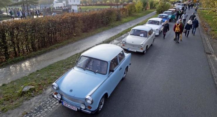 В Германии годовщину падения Берлинской стены отметили парадом авто Trabant