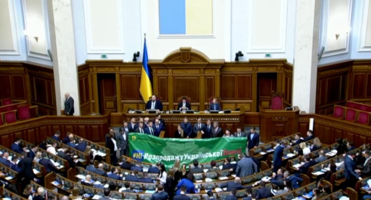 Тимошенко принесла в Раду “земельный” баннер
