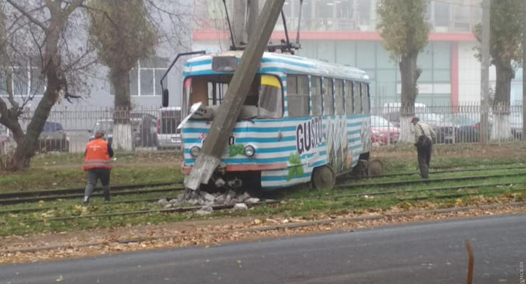 В Одессе трамвай с пассажирами сошел с рельсов