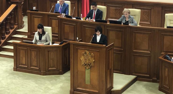 Парламент Молдовы отправил правительство в отставку