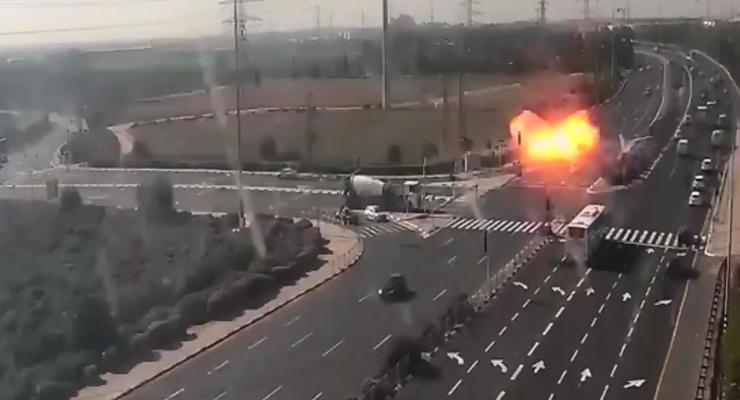 Падение ракеты на трассу в Израиле попало на видео