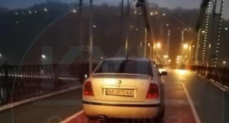 По пешеходному мосту в Киеве катался автомобиль