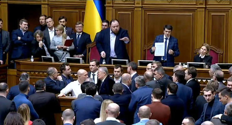 Под крики "Ганьба" министр Милованов представил земельный закон
