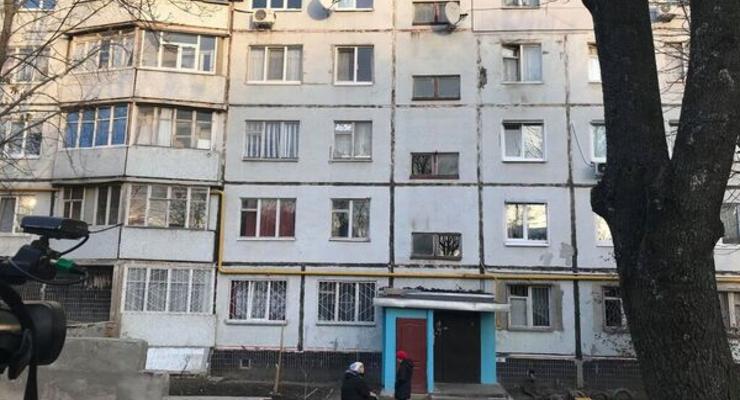 Перерезал горло и “отлетел” из 8 этажа: в Харькове погиб парень