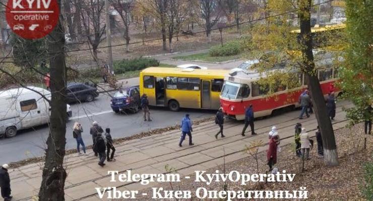 В Киеве маршрутка въехала в трамвай, а в маршрутку врезалась легковушка