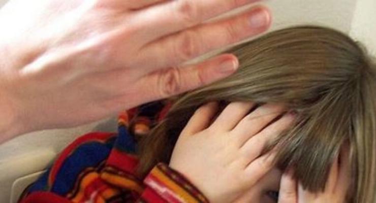 Приемная мать избила 9-летнюю дочь под Житомиром