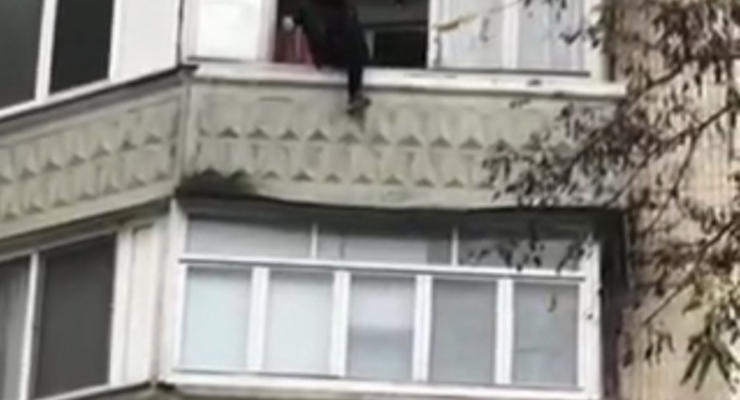 Одессит лез по балконам высотки и напал на полицейского с топором