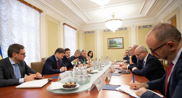 Зеленский обсудил с послами G7 реформы в Украине