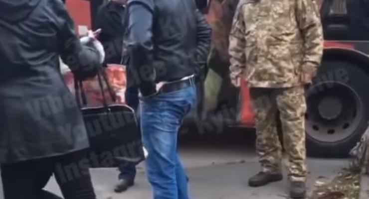 В Киеве в маршрутке мужчины устроили поножовщину