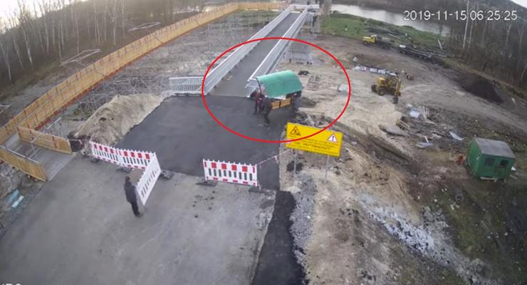 На мосту в Станице Луганской жители "ЛНР" украли украинскую лавочку