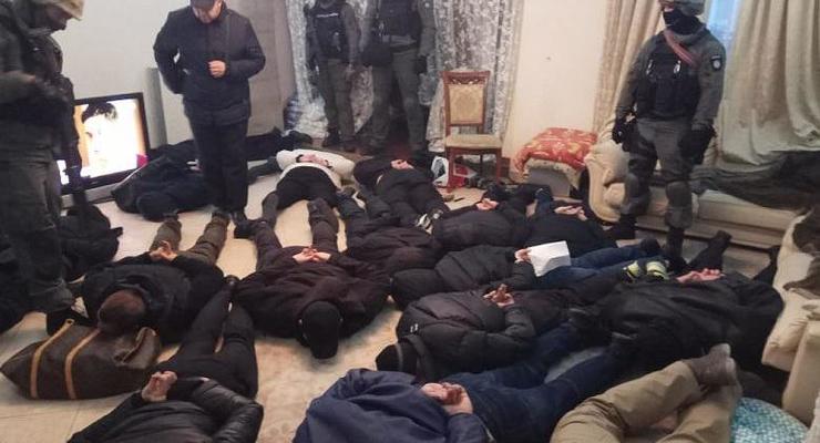 Спецназ штурмовал квартиру в Киеве: 17 задержанных
