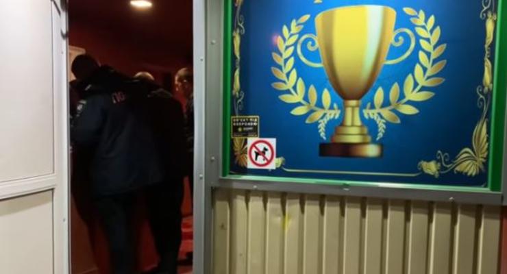 В зале игровых автоматов в Киеве подрезали мужчину