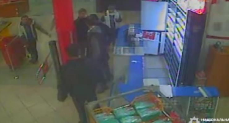 В Киеве трое мужчин до реанимации избили охранника магазина