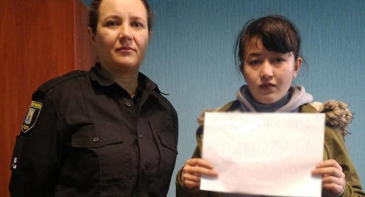 В Киеве 17-летняя девушка ушла из дома, "так как мама запрещала курить"