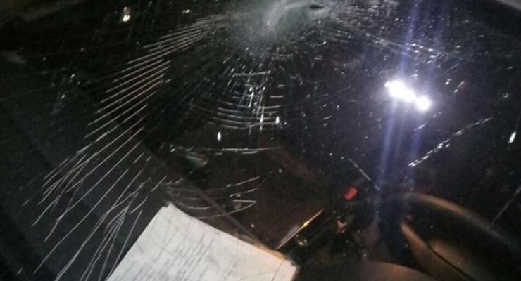 "Отомстила" за подругу: Женщина разбила камнем авто полиции под Киевом