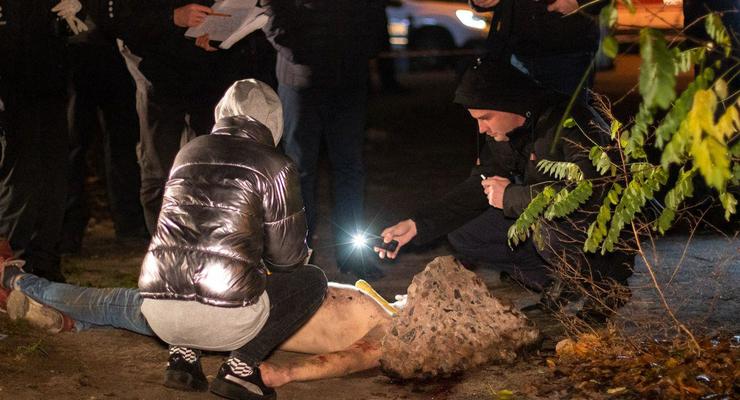 В Киеве нашли труп с веником на шее. 18+