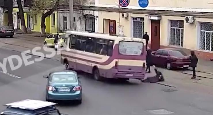В Одессе пассажирка выпала из маршрутки: появилось видео