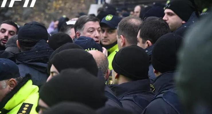 В Грузии протестующие подрались с полицией