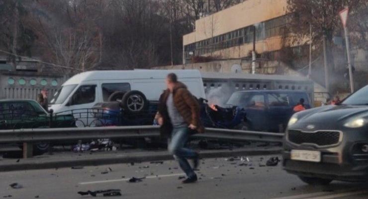 В Киеве произошло серьезное ДТП: Перевернулся Porsche