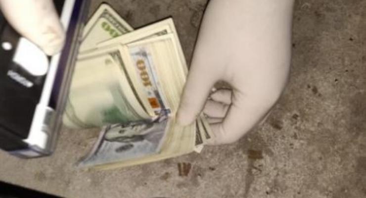 На Волыни взяточник пытался выкинуть в мусор $3 тысячи