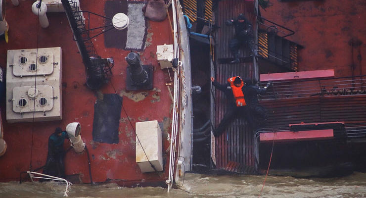 Стало известно состояние моряков из перевернувшегося танкера в Одессе