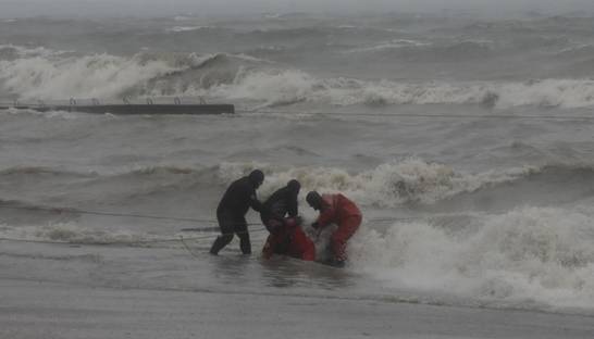Крушение танкера в Одессе: два моряка попали в больницу