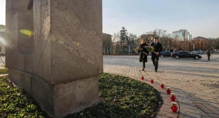 День памяти жертв Голодомора: Зеленский с супругой почтили память погибших