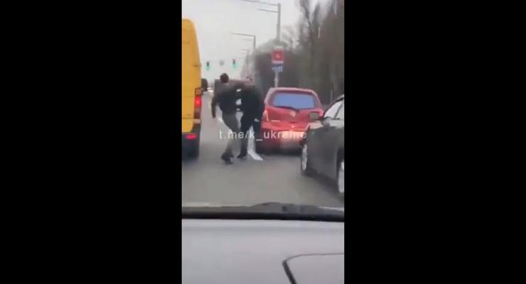 Били руками и ногами: В Киеве водители устроили жестокую драку
