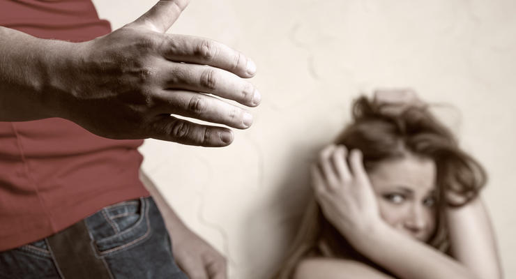 Почти 2 млн женщин в Украине страдают от домашнего насилия