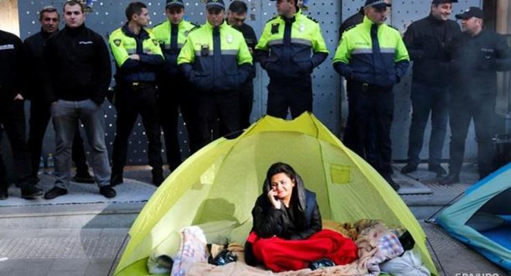 Протестующие в Грузии установили палатки возле парламента