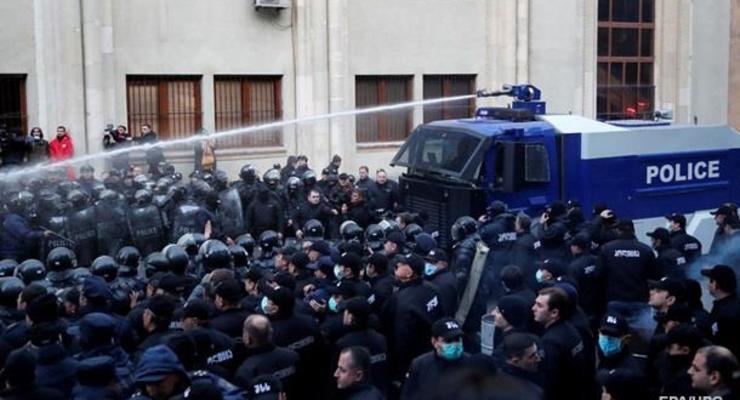 Протестующих в Тбилиси разогнали водометами