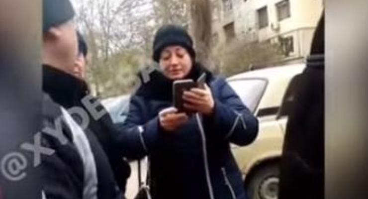 В Одессе засняли, как полицейская крыла матом людей и толкалась