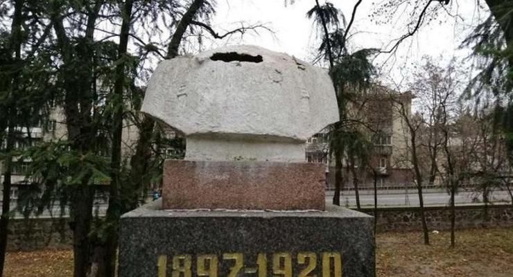 В Ровно обезглавили памятник большевистскому наемнику Дундичу