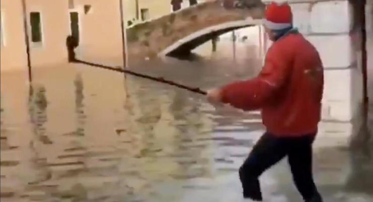Потоп в Венеции: турист чуть не утонул из-за селфи