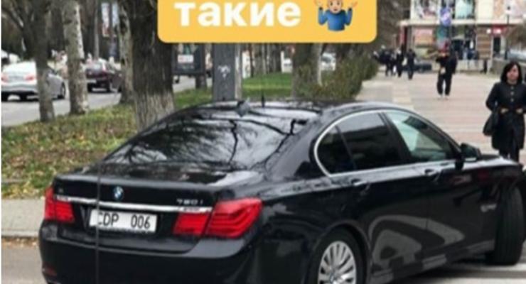 В Херсоне замечено авто посла Германии, припаркованное на "зебре"