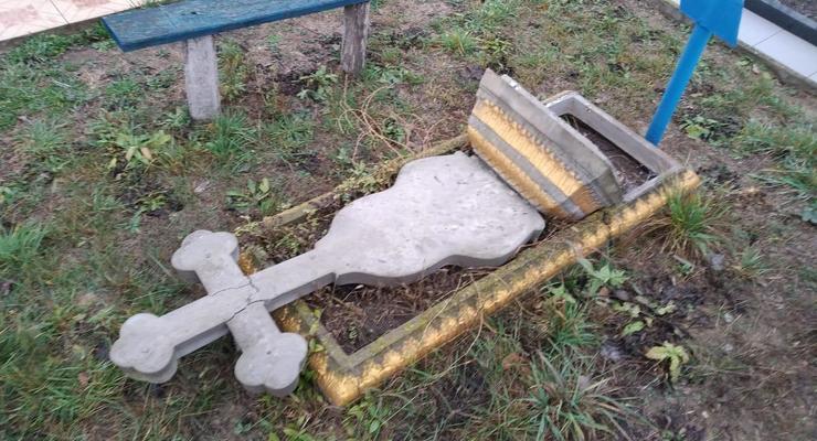 На кладбище под Винницей подросток разгромил два десятка надгробий