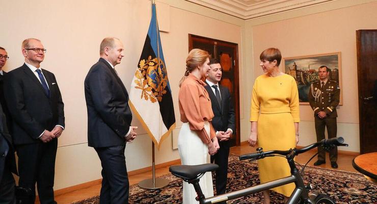 “Хорошо, что не пианино”: Президент Эстонии потроллила Зеленского подарком