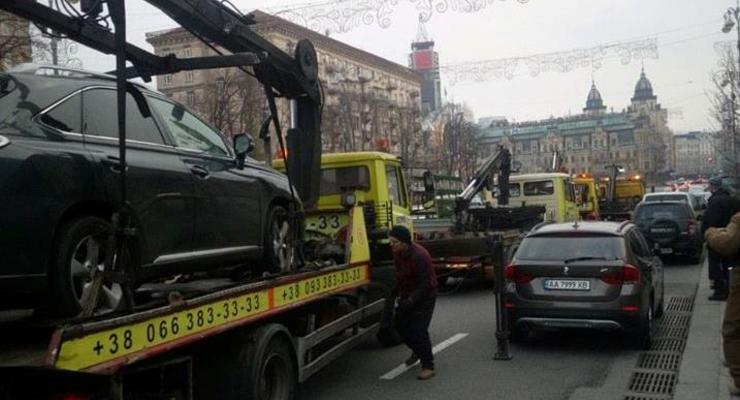 В центре Киева массово эвакуируют автомобили