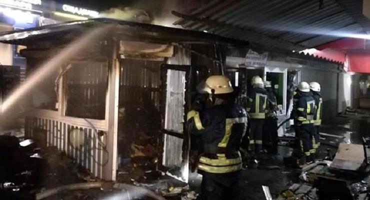 В Киеве на Троещине десятки спасателей тушили пожар на рынке