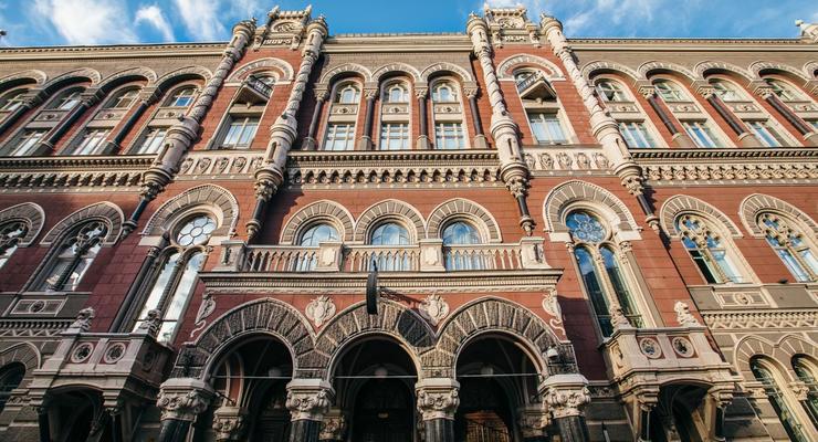 В НБУ заявили, что их атакуют "титушки" Коломойского