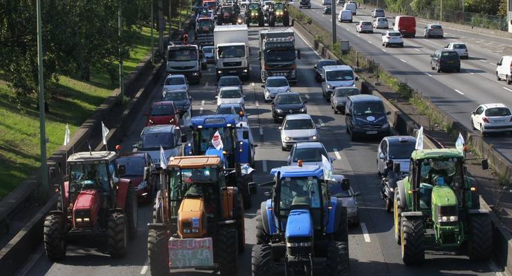 Трактористы заблокировали подъезды к Парижу