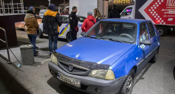 В Киеве пьяная женщина въехала в ТЦ и подбросила копам взятку