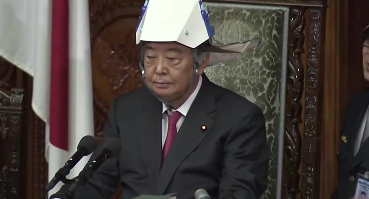 Японские депутаты провели заседание в шапочках из фольги